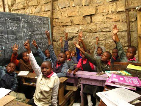 Bambini che studiano in una scuola rurale in Africa