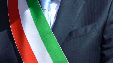 Foto di un sindaco con fascia tricolore durante un matrimonio civile
