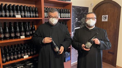 Foto dei monaci di San Martino delle Scale impegnati nelle attività monastiche o nella produzione della birra