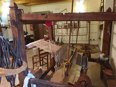 Interno del Museo dell'Arte Contadina di San Pietro Apostolo con esposizione di attrezzi tradizionali