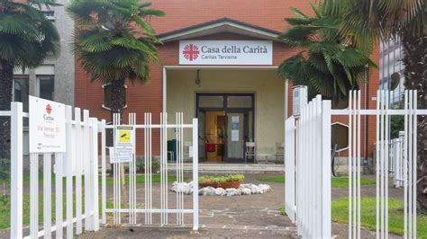 Foto di gruppo dell'équipe della Caritas Treviso in un momento di formazione