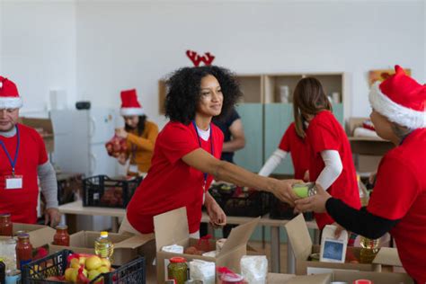 Foto di volontari Caritas mentre distribuiscono pacchi alimentari