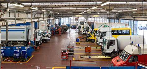 Foto di un'officina meccanica moderna con veicoli in riparazione e meccanici al lavoro