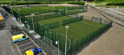 sezione trasversale di un campo da calcetto che mostra gli strati della pavimentazione e del sottofondo