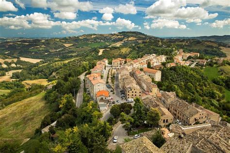 Veduta aerea del centro storico di Petritoli con i suoi monumenti principali e le colline circostanti