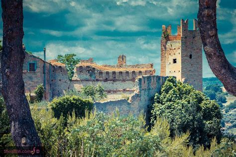 Ricostruzione artistica del santuario di Cupra Marittima con elementi decorativi.