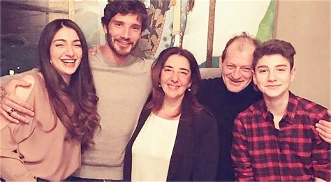 Foto di famiglia di Maria Rosaria Scassillo con il marito Enrico De Martino e i figli Stefano, Adelaide e Davide