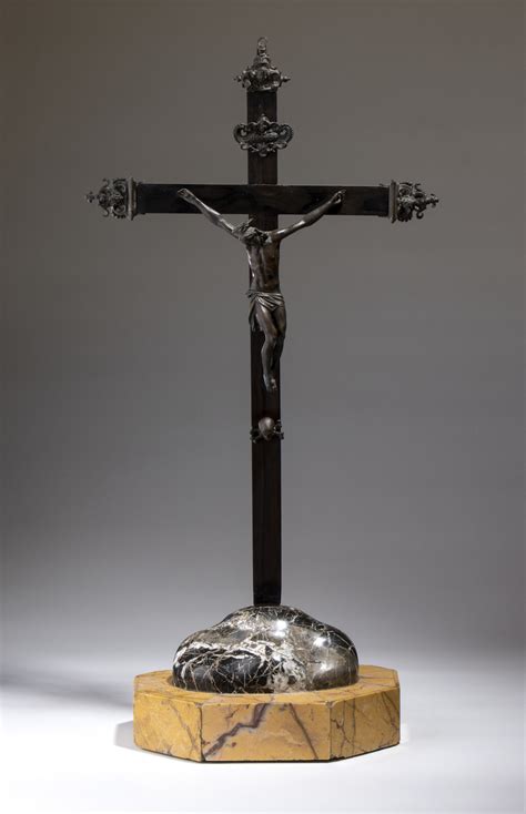 Crocifisso in marmo antico in una chiesa storica