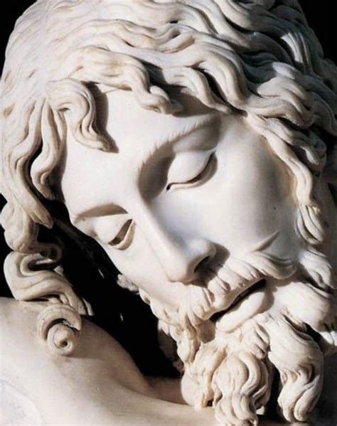 Dettaglio del Crocifisso di Cellini, con enfasi sulla scultura in marmo