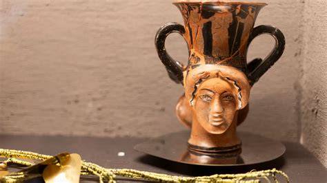 Foto di alcuni oggetti preziosi esposti nel Museo del Tesoro del Santuario