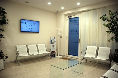 Sala d'attesa di una clinica ortopedica moderna