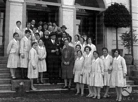 Foto storica delle suore e delle allieve della scuola di lavoro nel 1939