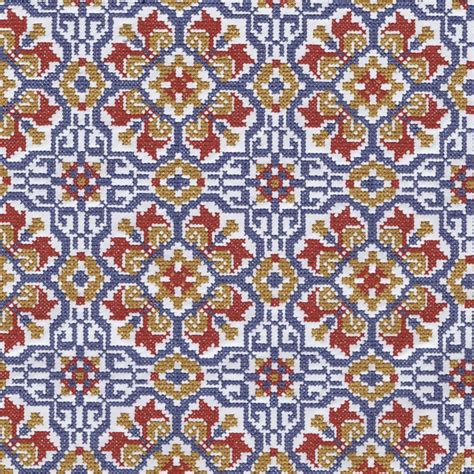 Dettaglio di un ricamo a punto croce con motivi floreali