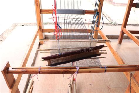 Telaio ligneo tradizionale per la tessitura manuale