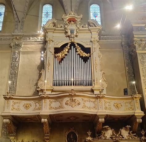 Organo antico con dettagli decorativi