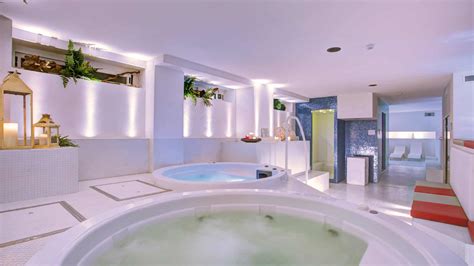 Interno centro benessere Veronica Hotel con vasca idromassaggio