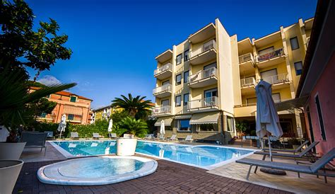 Foto piscina esterna Veronica Hotel con sezione bambini