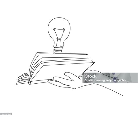Libro aperto con una mano che indica una pagina, simbolizzando la ricerca e la lettura