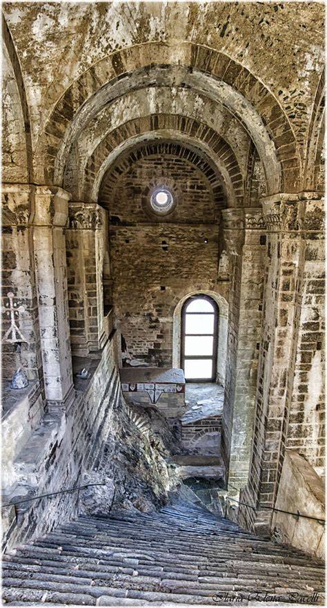 Foto dello Scalone dei Morti della Sacra di San Michele