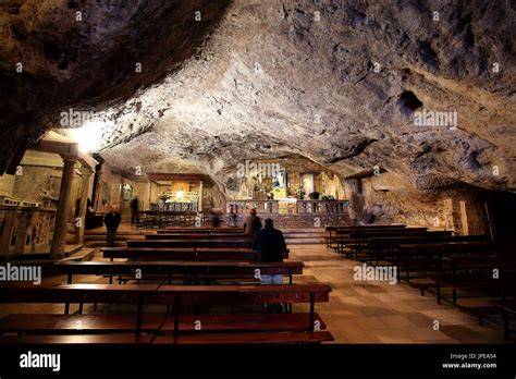 Foto interna della grotta del Santuario di Monte Sant'Angelo
