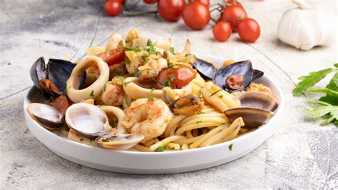 Tavola apparecchiata con frutti di mare freschi, inclusi spider-crabs e percebes in un ristorante portoghese
