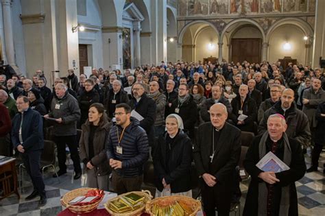 immagini d'archivio del Sinodo Diocesano di Trani-Barletta-Bisceglie (2012-2016), persone in assemblea