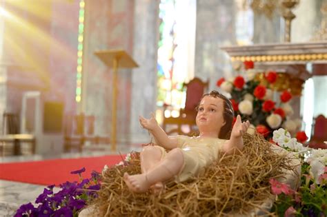 Statua del Bambino Gesù dell'Ara Coeli con i suoi abiti regali