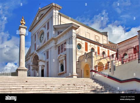 Facciata esterna del Santuario di Gesù Bambino a Massafra