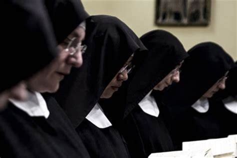 Illustrazione di suore che distribuiscono ai bisognosi