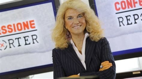 Foto di Stella Pende, conduttrice di Confessione Reporter