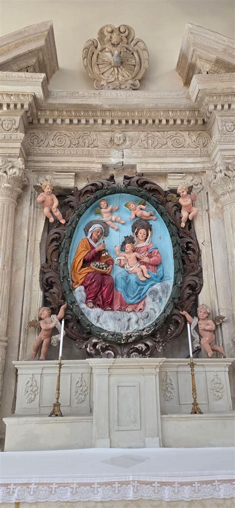 Scultura lignea del Crocifisso della famiglia Saverio con scheletri danzanti