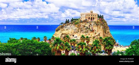 Foto panoramica della Cattedrale di Tropea, austerità architettonica