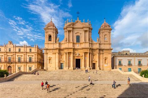 Foto della Cattedrale di Noto con la sua scalinata e architettura barocca