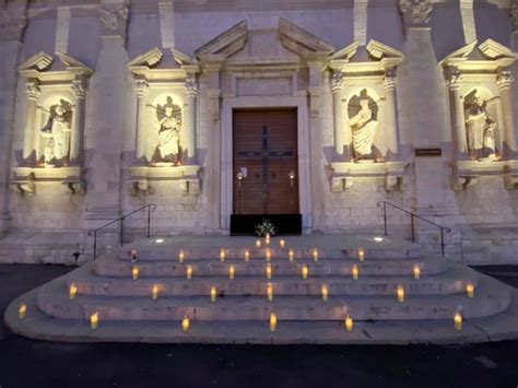 Foto della nuova chiesa con la croce luminosa sul sagrato