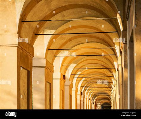 Foto del portico curvilineo che collega i servizi parrocchiali