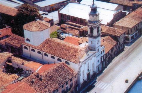 Foto aerea del centro di Battaglia Terme scattata intorno al 1960, con l'area destinata alla nuova chiesa e la vecchia chiesa di San Giacomo.