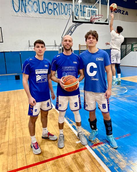 Interno di una camera del Palazzo Benucci, con arredi eleganti e dettagli d'epoca