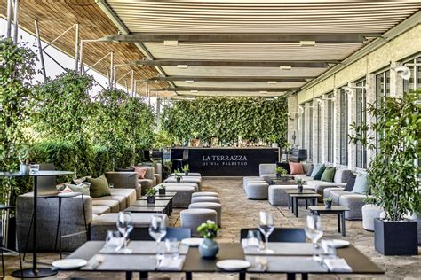 Terrazza del Palazzo Benucci con tavolini per la colazione e vista panoramica