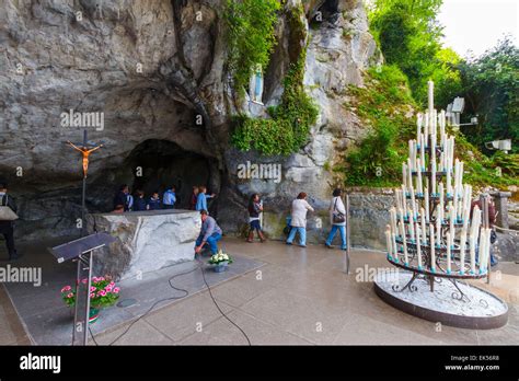 Foto della Grotta di Massabielle con i pellegrini in preghiera