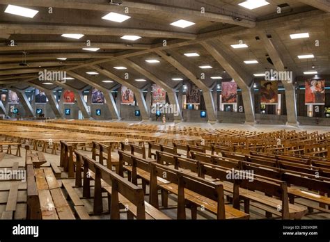 Interno della Basilica di San Pio X con la sua architettura moderna