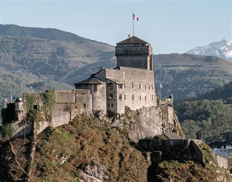 Foto del Château Fort di Lourdes che domina la città