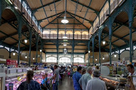 Interno del mercato coperto Les Halles a Lourdes