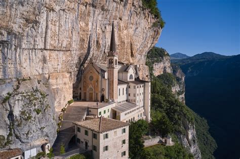 Veduta panoramica dell'eremo di Sant'Angelo incastonato nella roccia