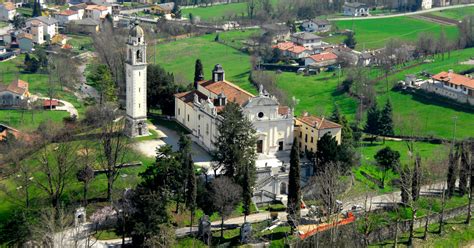 Veduta panoramica del Santuario di Santa Libera a Malo su un colle con la campagna circostante