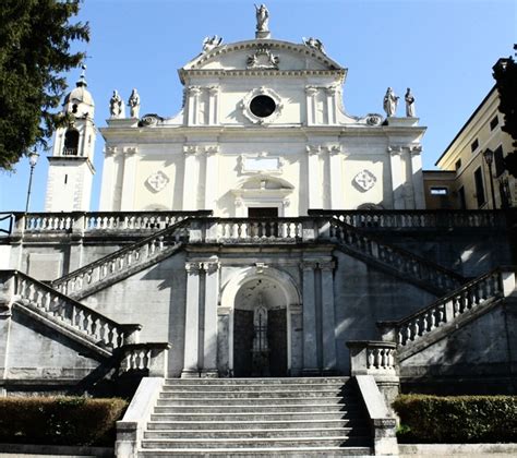 Ricostruzione grafica dell'evoluzione architettonica del Santuario di Santa Libera dal castello alla chiesa romanica e barocca