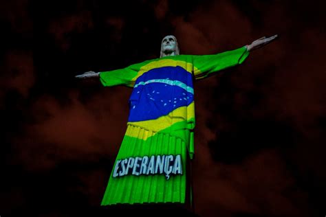 Il Cristo Redentore illuminato di notte o durante un evento speciale