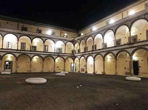 Foto dell'esterno dell'Abbazia di San Lorenzo ad Aversa con dettagli architettonici romanici