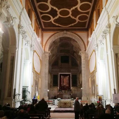 Foto dell'interno dell'Abbazia di San Lorenzo ad Aversa, mostrando le navate o l'altare cosmatesco