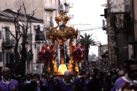 Foto del Cristo Nero in processione a Caltanissetta