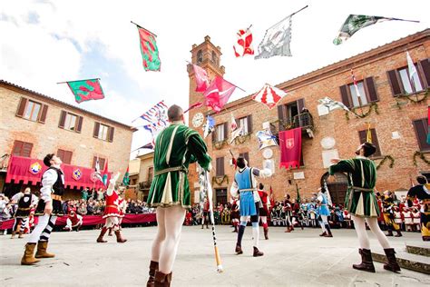 illustrazione di un corteo storico medievale con sbandieratori e tamburini